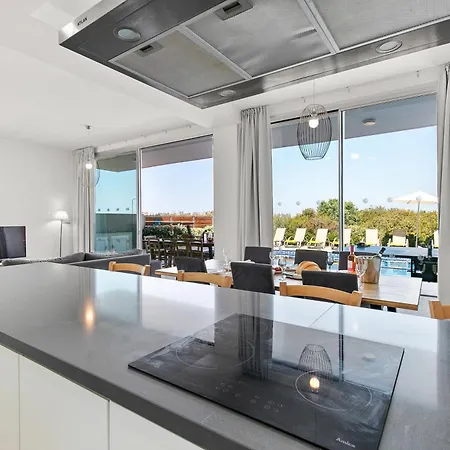 Sea Point Luxury With Private Pools In