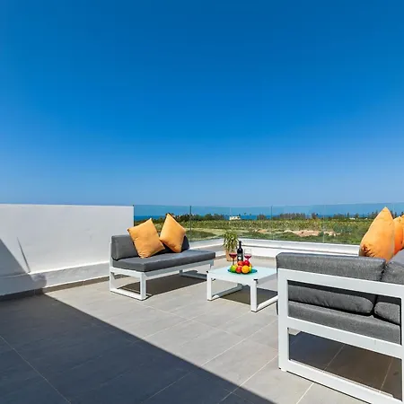 Вилла Sea Point Luxury With Private Pools In Корал-Бэй