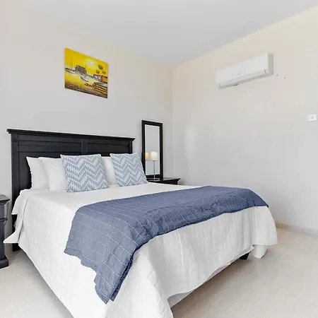Вилла Sea Point Luxury With Private Pools In Корал-Бэй