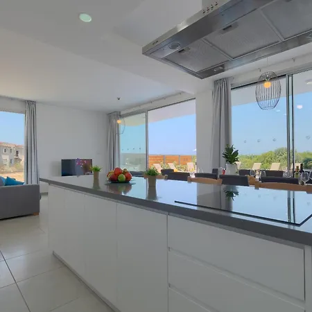Sea Point Luxury With Private Pools In Корал-Бэй