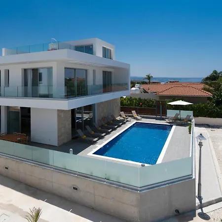Sea Point Luxury With Private Pools In Вилла