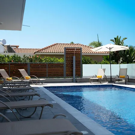 Sea Point Luxury With Private Pools In Корал-Бэй