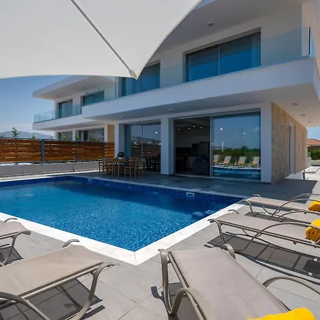 Sea Point Luxury With Private Pools In Вилла